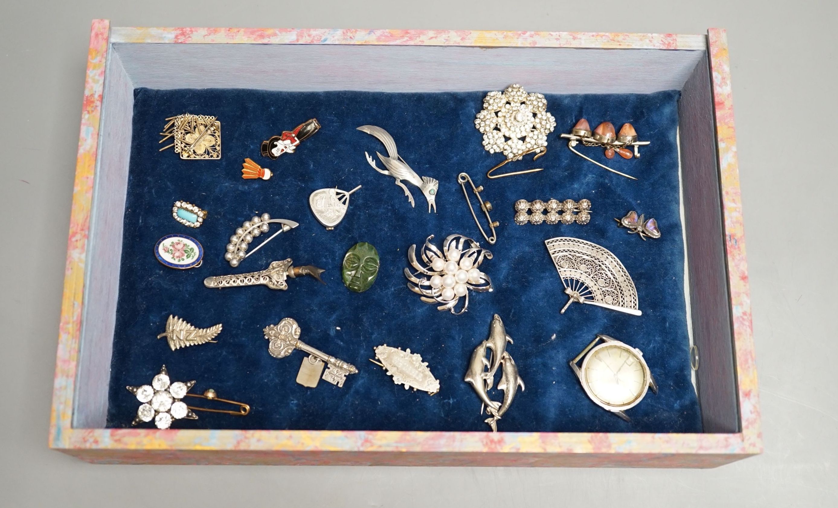 A small collection of costume jewellery and brooches.